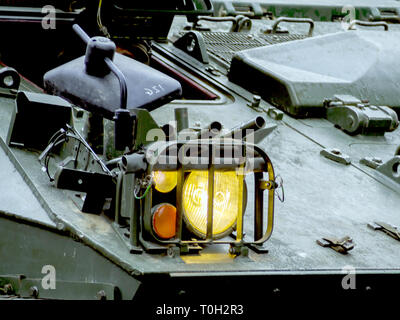 Projecteur réservoir close up. Défilé de jour de l'indépendance de l'Estonie. Nombreux sont militars sur la principale place de la liberté. vechile militaire dans la vieille ville de Tallinn. Banque D'Images
