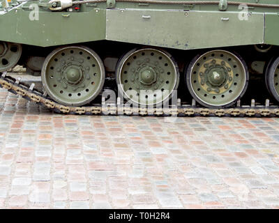 Caterpillar réservoir close up. Défilé de jour de l'indépendance de l'Estonie. Nombreux sont militars sur la principale place de la liberté. vechile militaire dans la vieille ville de Tallinn. Banque D'Images