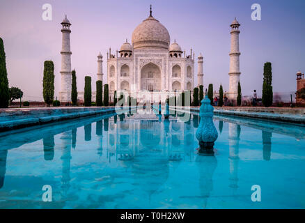 Vue magnifique avec une longue exposition du célèbre Mausolée du Taj Mahal à Agra, Uttar Pradesh, Inde, en fin d'après-midi la lumière Banque D'Images