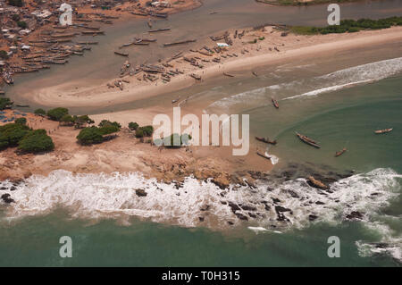 Vue aérienne de pêcheurs ghanéens et des canoës sur une plage à l'ouest d'Accra. Banque D'Images