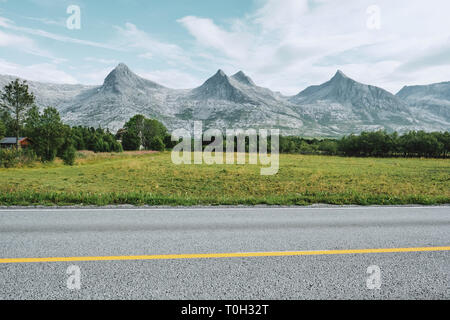 De syv søstre / Les Sept Sœurs est une chaîne de montagnes sur l'île d'Alsten à Alstahaug municipalité dans le comté de Nordland, ni Banque D'Images