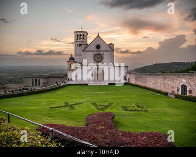 L'Italie, l'Ombrie, Assisi, coucher de soleil sur San Francesco d'Assisi basilica Banque D'Images