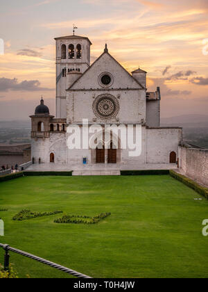 L'Italie, l'Ombrie, Assisi, coucher de soleil sur San Francesco d'Assisi basilica Banque D'Images