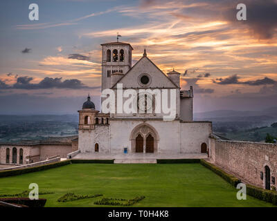 L'Italie, l'Ombrie, Assisi, coucher de soleil sur San Francesco d'Assisi basilica Banque D'Images