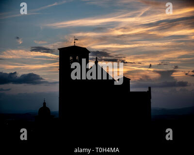 L'Italie, l'Ombrie, Assisi, coucher de soleil sur San Francesco d'Assisi basilica Banque D'Images