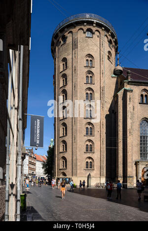 Copenhague. Le Danemark. La tour ronde (Rundetaarn) sur Købmagergade. 17ème tour du xve siècle construit comme un observatoire astronomique. Banque D'Images