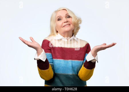 Portrait of a senior woman having nice un doute de geste. Banque D'Images