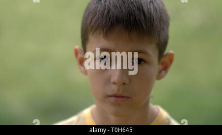 Portrait de peu triste pour enfants désespérés looking at camera, portrait Banque D'Images