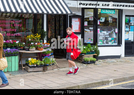 Facteur sur sa tournée, tenterden town centre, Kent, UK Banque D'Images