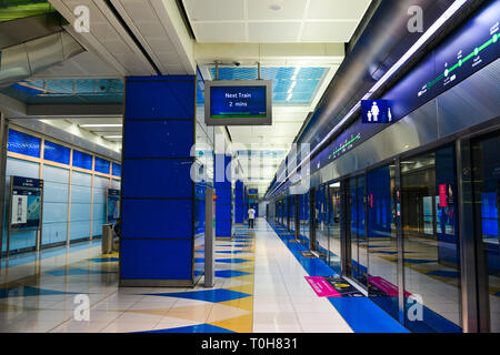 Dubaï, Émirats arabes unis - Dec 5, 2018. L'intérieur de la station de métro de Dubaï. Jusqu'en 2016, le métro de Dubaï est le plus long réseau de métro sans conducteur de monde (75km). Banque D'Images