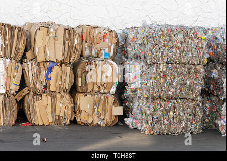 Des piles de boîtes en carton et les bouteilles en plastique stockés pour le recyclage. Stockage séparer les déchets. L'Ukraine, l'usine Kyivmyskvtorresursy. Usine de Kiev pour gls Banque D'Images