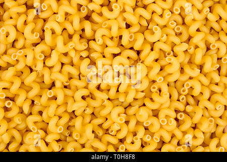 La texture des nouilles brutes Cavatappi pâtes alimentaires italiennes Cellentani macro close-up contexte Banque D'Images