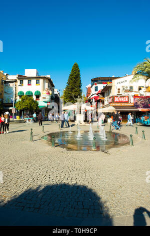 Antalya, Turquie - Novembeer 24, 2017 : People walking in commercial zone piétonne regorgeant de boutiques et restaurants à proximité de la vieille ville de Kaleici. La verticale Banque D'Images