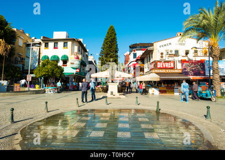 Antalya, Turquie - Novembeer 24, 2017 : People walking in commercial zone piétonne regorgeant de boutiques et restaurants à proximité de la vieille ville de Kaleici. L'horizontale Banque D'Images