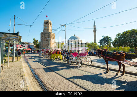 Antalya, Turquie - Novembeer 24, 2017 : calèches qui attendent les touristes en face de la mosquée Tekeli Mehmet Pasa dans la vieille ville de Kaleici. Horizonta Banque D'Images