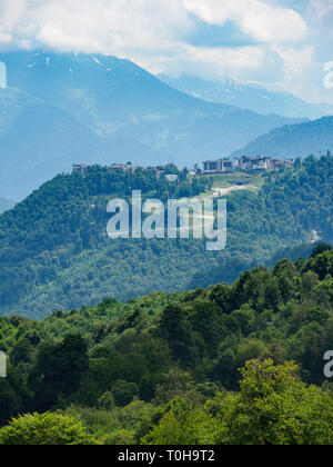 Le complexe d'hôtels dans les montagnes entre le vert de la forêt. Krasnaya Polyana, Sochi, Russie Banque D'Images