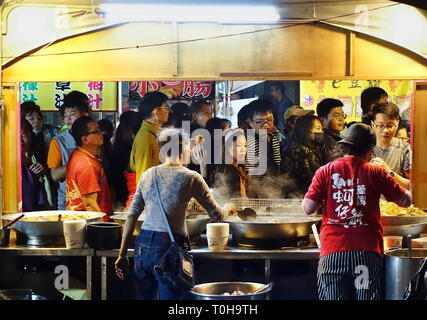 KAOHSIUNG, TAIWAN -- le 9 février 2019 : les grandes foules de gens visiter les nombreux stands de nourriture pendant la Fête des lanternes. Banque D'Images