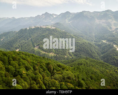 Le complexe d'hôtels dans les montagnes entre le vert de la forêt. Krasnaya Polyana, Sochi, Russie Banque D'Images