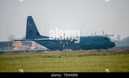 Un Super C130J Hercules de 435ème Groupe d'intervention d'urgence, des terres sur l'Aérodrome de forme au cours de la forte baisse de l'exercice sur la base aérienne de Chièvres, Belgique, le 21 février 2019. L'exercice avait pour objectif de valider l'utilisation de la zone de chute et de voir augmenter la capacité de formation de l'OTAN. (U.S. Photo de l'armée par Visual Spécialiste de l'information Pascal Demeuldre) Banque D'Images