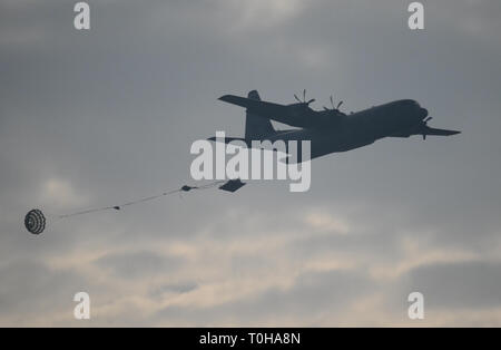 Un Super C130J Hercules de 435ème Groupe d'intervention d'urgence, des parachutes une charge au cours de la forte baisse de l'exercice sur l'Aérodrome de forme sur la base aérienne de Chièvres, Belgique, le 21 février 2019. L'exercice avait pour objectif de valider l'utilisation de la zone de chute et de voir augmenter la capacité de formation de l'OTAN. (U.S. Photo de l'armée par Visual Spécialiste de l'information Pascal Demeuldre) Banque D'Images