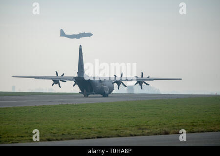 La porte arrière du 435ème Groupe d'intervention d'urgence' C130J Super Hercules est assis dans l'attente de l'ouverture pendant le chargement de la forte baisse de l'exercice sur l'Aérodrome de forme sur la base aérienne de Chièvres, Belgique, le 21 février 2019. L'exercice avait pour objectif de valider l'utilisation de la zone de chute et de voir augmenter la capacité de formation de l'OTAN. (U.S. Photo de l'armée par Visual Spécialiste de l'information Pascal Demeuldre) Banque D'Images