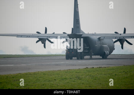 Un 10k chariots tout terrain à partir de la 424e Escadron de la base aérienne d'une lourde charge de la palette sur le C130J Super Hercules pendant 435ème du groupe d'intervention d'urgence forte baisse de l'exercice sur l'Aérodrome de forme dans la base aérienne de Chièvres, Belgique, le 21 février 2019. L'exercice avait pour objectif de valider l'utilisation de la zone de chute et de voir augmenter la capacité de formation de l'OTAN. (U.S. Photo de l'armée par Visual Spécialiste de l'information Pascal Demeuldre) Banque D'Images