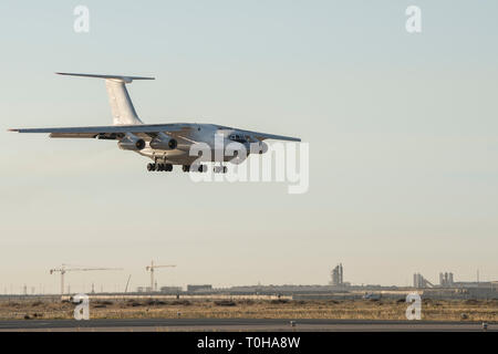 Un Iliouchine Il-76 se prépare à atterrir à Ali Al Salem Air Base, le Koweït, le 11 mars 2019. L'US Air Forces Central Command Division mobilité aérienne du transport aérien et de l'équipe de contrôle de l'utilisation d'orchestrer la trouvez les offres commerciales de l'air pour déplacer la cargaison théâtre théâtre de l'USCENTCOM offrant une capacité de transport aérien important pour le fret qui ne peut pas être planifié de charge sur les aéronefs militaires dans les 72 heures. C'est la première fois en plus de deux ans, la capacité a été utilisé à l'ASAB. (U.S. Air Force Photo/Tech. Le Sgt. Robert Cloys) Banque D'Images