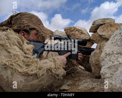 Un sniper avec la Jordanie 10e des Forces armées de la Force de garde-frontières les voies d'une cible pendant la dissimulation et la formation en matière de harcèlement criminel avec leurs homologues de la Garde nationale de Californie 1er Escadron, 18e Régiment de cavalerie, le 19 février 2019, à une distance à l'extérieur d'Amman, en Jordanie. Au cours de la formation, les soldats sont chargés de la traque d'un objectif à moins de 500 mètres, la neutralisation de la cible, et exfiltrating, tout en demeurant indétectables. La formation côte à côte, l'armée américaine et JAF continuent de bâtir une compréhension commune de leurs procédures, tactiques et les techniques à travers l', s Banque D'Images