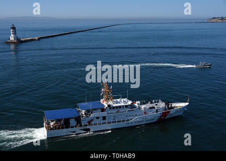 Les garde-côte de Benjamin Bottoms tire dans le Port de Los Angeles vers son port d'attache à la base de la Garde côtière de Los Angeles-Long Beach à San Pedro, Californie, le 18 mars 2019. Le Benjamin Bottoms est la quatrième réponse rapide basée en Californie, la faucheuse. La Garde côtière canadienne (photo de Maître de 1re classe Patrick Kelley.) Banque D'Images