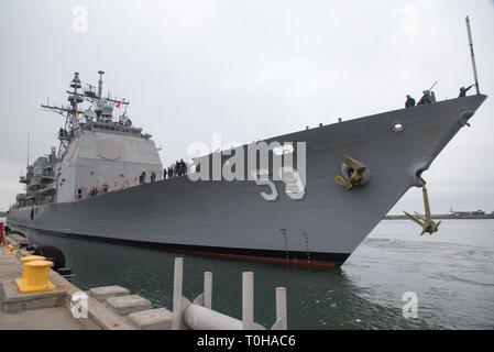 SEAL Beach, Californie (19 mars 2019) de la classe Ticonderoga croiseur lance-missiles USS Princeton (CG 59) landes à Naval Weapons Station Seal Beach. Le navire sera disponible pour les visites du public 23 et 24 mars à l'appui de la 75e anniversaire de la station d'armes. (U.S. Photo par le marine Spécialiste de la communication de masse en chef Brian Brannon/libérés) Banque D'Images