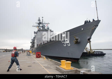 SEAL Beach, Californie (19 mars 2019) de la classe Ticonderoga croiseur lance-missiles USS Princeton (CG 59) landes à Naval Weapons Station Seal Beach. À l'appui de la 75e anniversaire de la station d'armes, le navire sera disponible pour les visites du public 23 et 24 mars. (U.S. Photo par le marine Spécialiste de la communication de masse en chef Brian Brannon/libérés) Banque D'Images