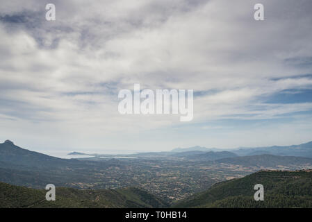 La baie d'Arbatax - Red Rocks Beach, vue vers l'Ogliastra plaines basses montagnes Gennargentu, sur l'île de Sardaigne, Italie [c] Banque D'Images