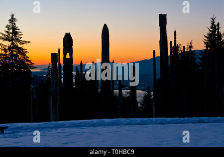 Burnaby Mountain Park en hiver. Sculptures japonaises Ainu totem 'Playground of the Godss', au coucher du soleil à Burnaby, Colombie-Britannique, Canada. Banque D'Images