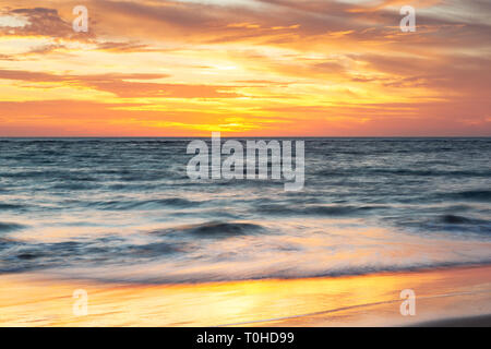 Un beau coucher de soleil à Port Noarlunga avec réflexions sur le sable à Port Noarlunga South Australia Banque D'Images