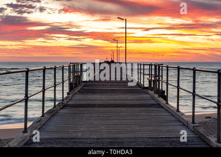 Un beau coucher de soleil à Port Noarlunga sur la jetée de Port Noarlunga South Australia Banque D'Images