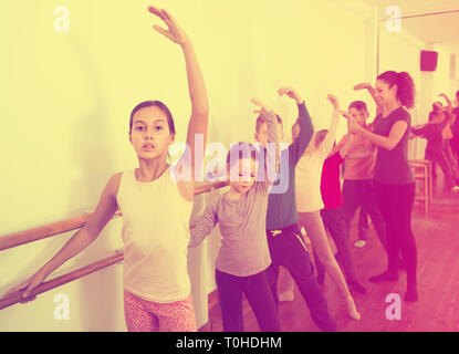 Garçons et filles studieux à l'école primaire de répétitions en studio de danse ballet Banque D'Images