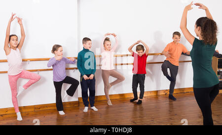 Industrieux, les garçons et les filles à l'école primaire de répétitions en studio de danse ballet Banque D'Images