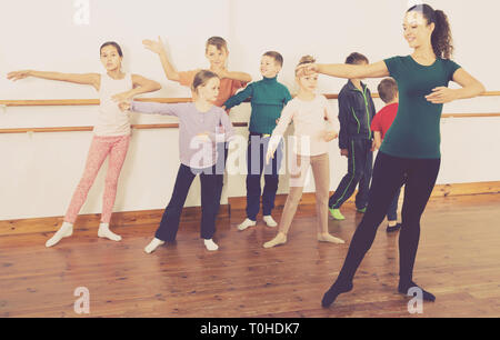 Assidu des garçons et des filles à l'école primaire de répétitions en studio de danse ballet Banque D'Images