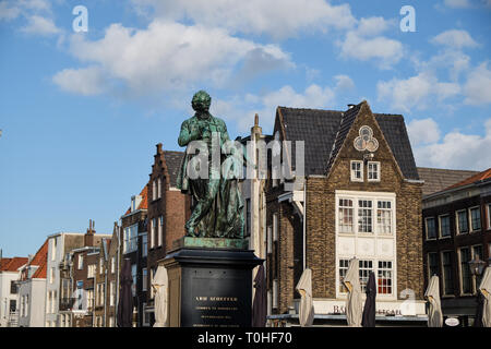 Statue sur la place principale de la ville de Dordrecht - façade typique et bâtiments avec ciel bleu - Pays-Bas - Hollande Banque D'Images