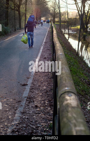 Père et fils sur ses épaules la marche au Nord - parc Parco Nord ( ) Milan Italie Banque D'Images