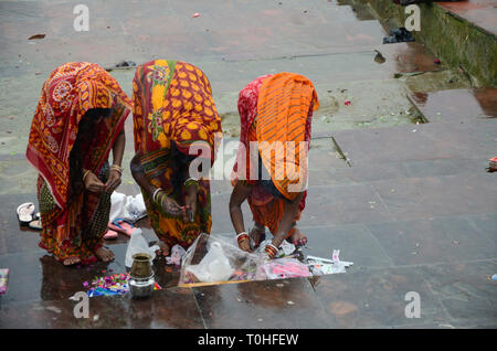 Les femmes priaient à Hooghly river, Kolkata, Bengale occidental, Inde, Asie Banque D'Images