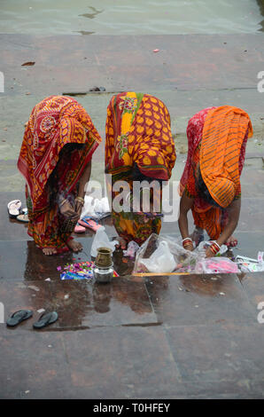 Les femmes priaient à Hooghly river, Kolkata, Bengale occidental, Inde, Asie Banque D'Images