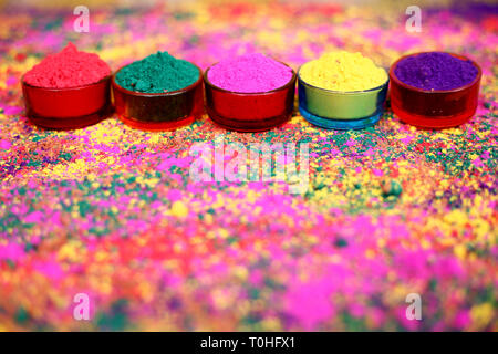 Photo de couleur organique colorée pour le plaisir. holi Isolé sur le fond coloré. Banque D'Images
