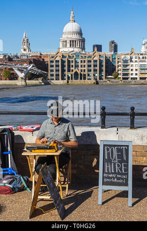 L'Angleterre, Londres, ville de Londres, St Paul's Cathedral et poète pour voitures Busker Banque D'Images