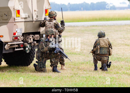 FELDKIRCHEN / ALLEMAGNE - 9 juin 2018 : les soldats allemands à un exercice ouvert au jour le jour de la Bundeswehr à Feldkirchen Banque D'Images