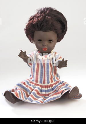 Jouets, poupées, baby doll avec la couleur foncée de la peau, Additional-Rights Clearance-Info, 1965--Not-Available Banque D'Images