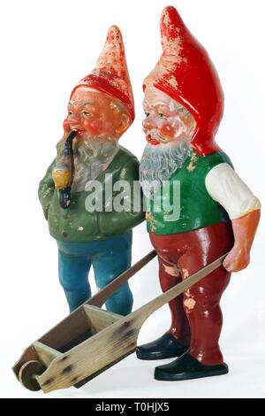 / Souvenirs kitsch, nain de jardin, les nains de jardin avec brouette de 1920 ans, l'Allemagne, l'Additional-Rights Clearance-Info-Not-Available- Banque D'Images