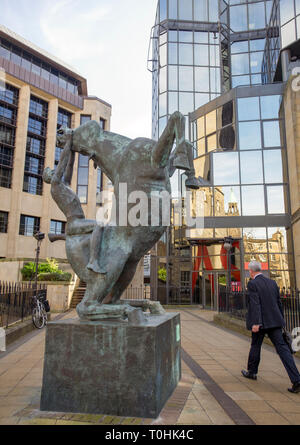 Horse & Rider sculpture par Eoghan Bridge situé sur la Promenade Rutland Court, Édimbourg. Banque D'Images