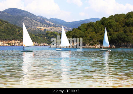 Les petits bateaux à voile plage Bella Vraka. Syvota, Grèce. Banque D'Images