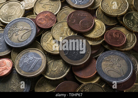 Une pile de deux et l'un et 50 100 pièces en euro, faite de cuivre et de nickel Banque D'Images